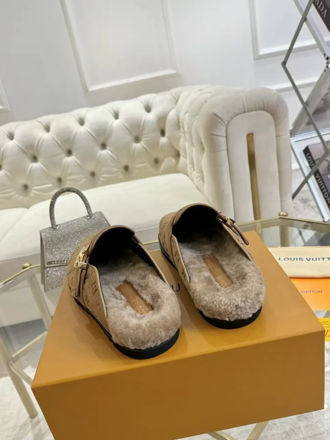 p600✨ LV Couple’s Wool Slippers｜Full of high-end feel, the soles of your feet are luxurious✨ We have achieved the ultimate restoration of the "higher version" of this pair of LV classic toe-toe slippers! 👫💫 🌟 The core advantages are clear at a glance: ✔️ Original jacquard + cowhide fabric, delicate texture, high-end at first glance; ✔️ 280% pure wool lining, wearing barefoot is like stepping on clouds ☁️, soft and skin-friendly and not sweaty; ✔️ Non-slip rubber bottom + three-dimensional toe design, super stable for walking, fashionable and practical!  👀 Must-have attention to detail: Belt buckle + classic LV presbyopic elements, revealing the aura of a big-name brand in a low-key manner ~ Whether it is a couple dating or a trip with besties, both of them are the focus when they go out👟💖 ✨ Easily match the wardrobe: jeans + sweaters, lazy and casual style ✔️ Coat + skirt, refined and elegant ✔️ One pair of shoes can handle a variety of styles, and the sense of luxury is never artificial ~ #LV slippers #couple outfit #High-End Customization #Quality Shoes Recommendation Fabric: Yangjing/classic jacquard fabric Lining: Imported wool lining Sole: Original rubber sole Size: Female 35-41 Male 38-46